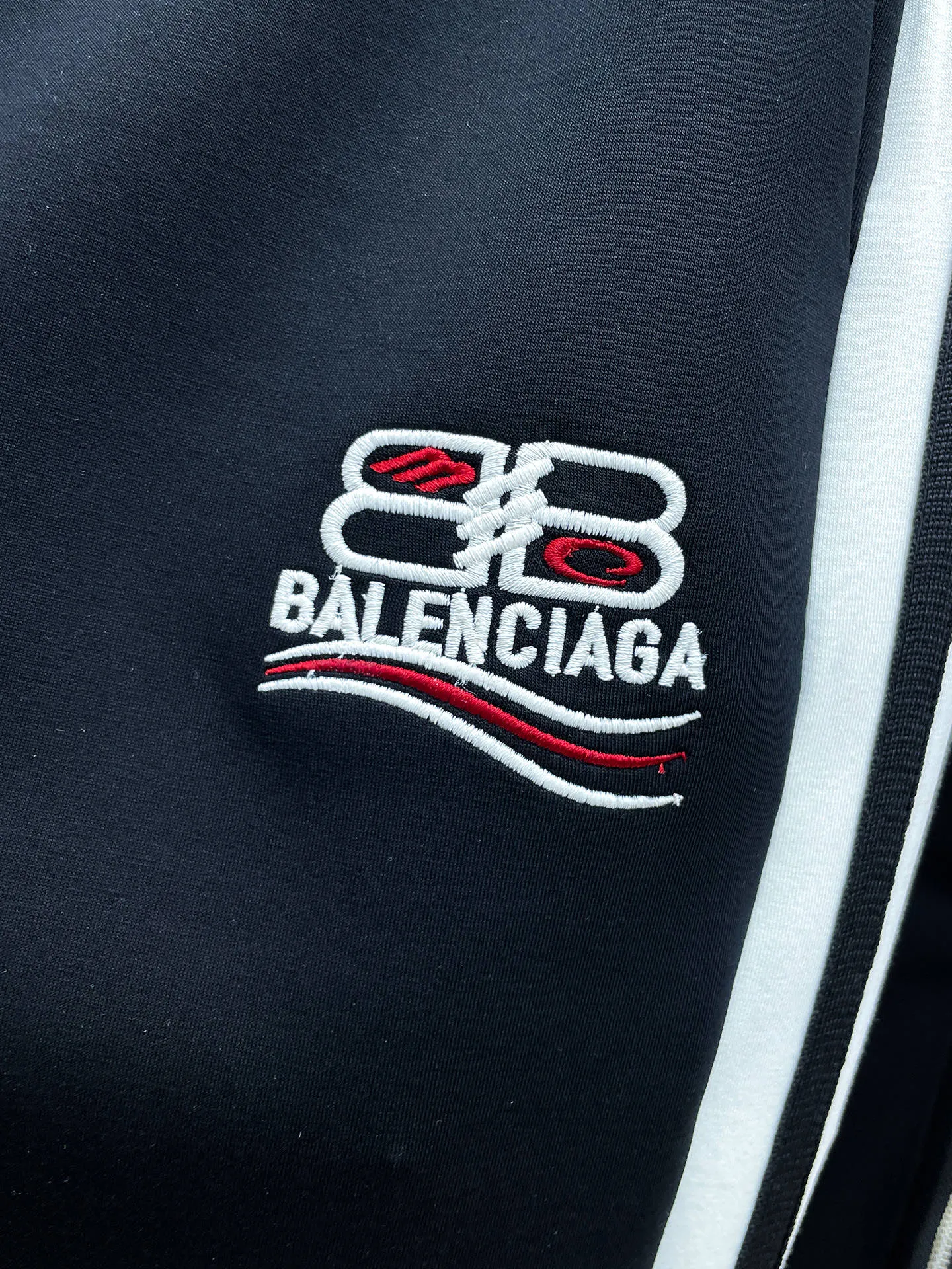 Balenciaga 2026 New Arrival counter Same Style casual suit, Breathable, comfortable and casual! Full of high-end feel! The details are exquisite and high-end, and the workmanship is impeccable! The original Premium fabric is very high-end! The fabric is crisp and anti-wrinkle Wear-Resistant, warm, neat and stylish. Everyone must buy a set this autumn and winter. They must look cool and cool when wearing them. We especially recommend Sizes M-3XL